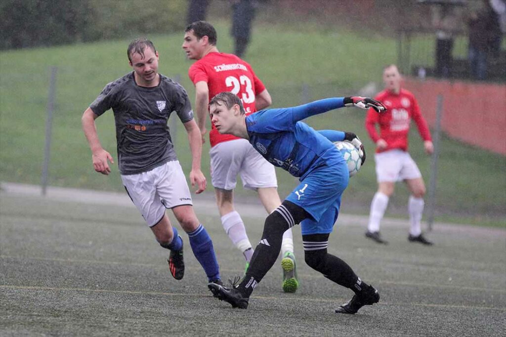 Keeper Lukas Hoop (Concordia Schönkirchen) hat den Ball vor Jens Henningsen (TSV Plön) abgefangen. © 2023 Ismail Yesilyurt