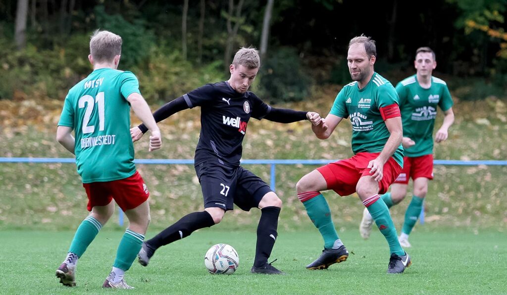 MTSV-Spielführer Marcel Pinkert (re. im Spiel bei Kilia) sorgte mit Henrik Schnoor rustikal im Abwehrzentrum für klare Verhältnise. © Ismail Yesilyurt