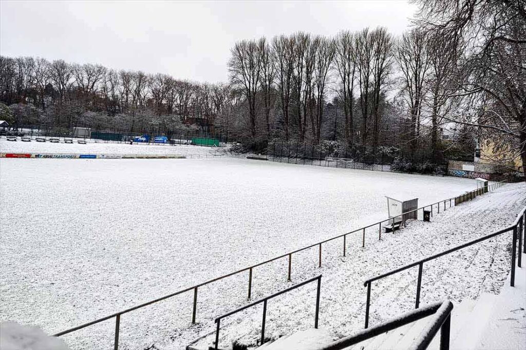 So sah es noch vor wenigen Tagen auf vielen Plätzen aus. © youkick.de Spielausfall Schnee. © 2024 youkick.de