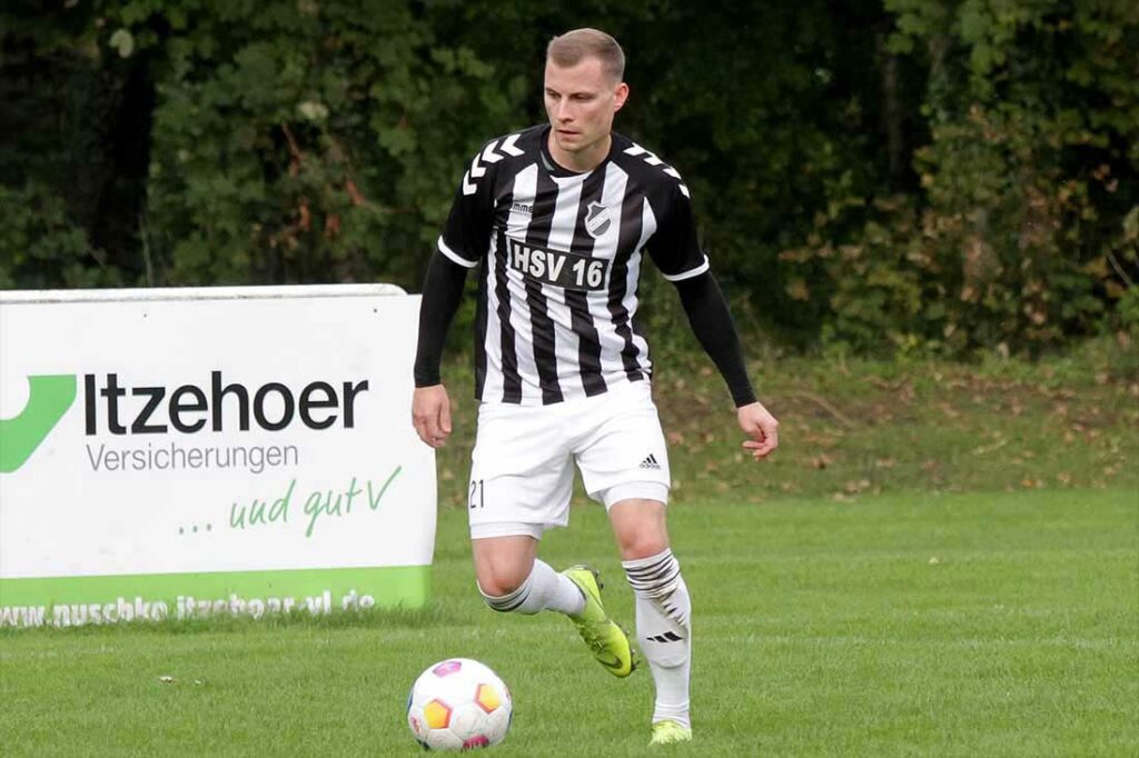 Yannick Meenken (Heikendorfer SV) hat großen Anteil am 4:2-Erfolg gegen den SVT Neumünster. © 2023 Ismail Yesilyurt