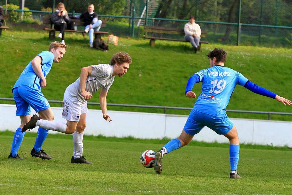 Torben Köpke (TSV Selent) bleibt hier an John Reimers (VfB Kiel) hängen. Links Torschütze Simon Harwege. © 2024 Ismail Yesilyurt
