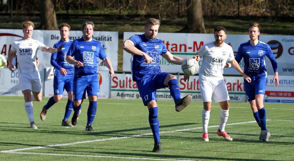 Spielertrainer Bastian Matthies (mitte) hat bei der SG Dobersdorf-Probsteierhagen eine eingeschworene Mannschaft.
