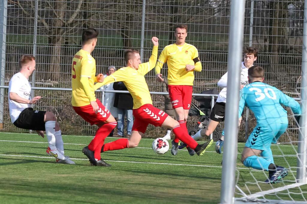 Kein 3:3 – das Zuspiel von Marvin Müller (re.) findet nicht den richtigen Abnehmer. Kein 3zu3 - das Zuspiel von Marvin Müller (re.) findet nicht den richtigen Abnehmer. © Ismail Yesilyurt