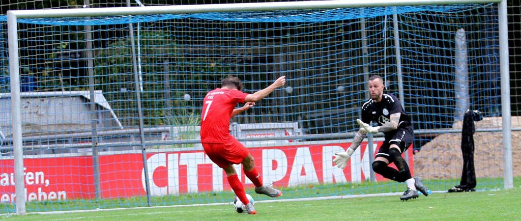 Das 3:1 durch Leon Bludau? Nope! Der geht links vorbei. Keeper Bernd Ewers kann aufatmen. Das 3:1 durch Leon Bludau. Nop! Der geht links vorbei. Keeper Bernd Ewers kann aufatmen. ©Ismail Yesilyurt