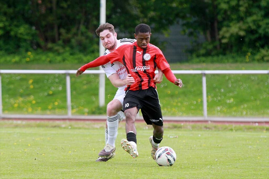 Der meistgefoulte Spieler - Delpierro Bamm (Probsteier SG) wird von Joshua Grimm (TSV Flintbek) behandelt. © 2026 Ismail Yesilyurt