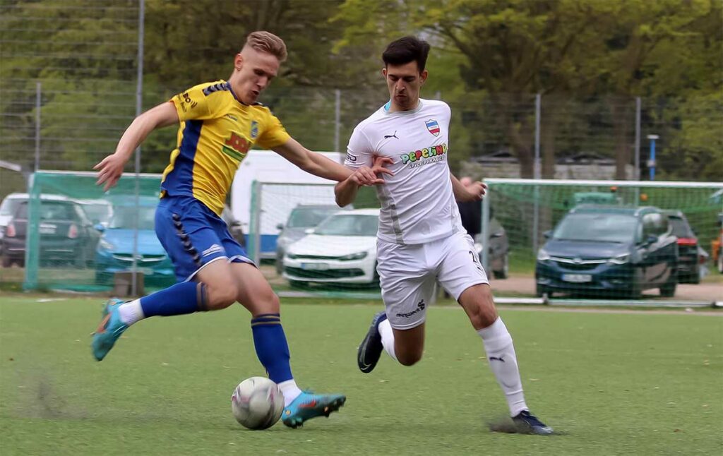 Eugen Halili (re., Inter Türkspor Kiel) erzielte den Anschluss zum 1:2. © Holger Klaschka Eugen Halili (re., Inter Türkspor Kiel) erzielte den Anschluss zum 1:2. Holger Klaschka