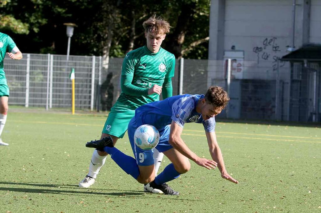 Foulspiel von Bennet Holst (TSV Klausdorf) an Kjell Möllgaard (SV Dörpum). © 2024 Ismail Yesilyurt Foulspiel von Bennet Holst (TSV Klausdorf) an Kjell Möllgaard (SV Dörpum). © 2024 Ismail Yesilyurt