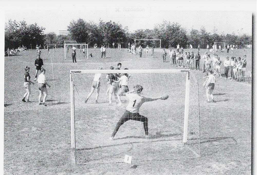 Handballturnier. Blick vom etwas höher gelegenen nördlichen Zincke-Platz auf den Werner-Platz. Ganz hinten oberhalb des linken Pfostens ein Uni-Gebäude am Ende der Leibnizstraße. © Stadtarchiv Kiel