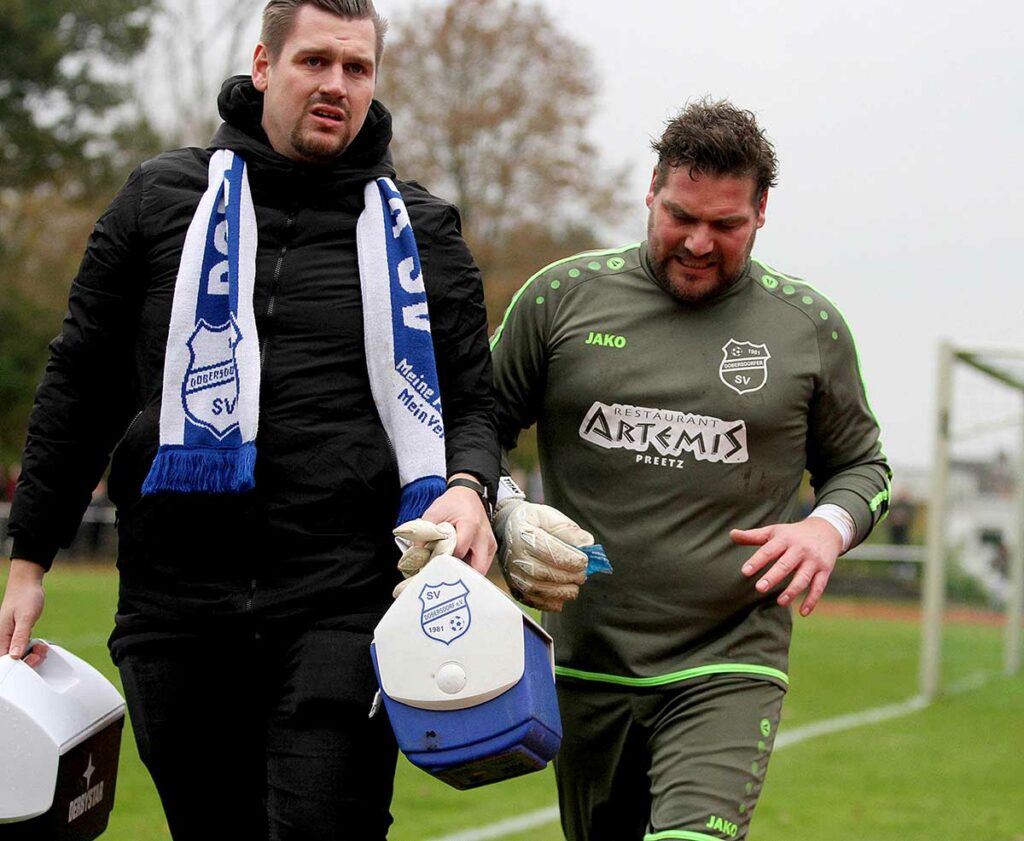 In Preetz verletzte sich auch noch Keeper Jonas Maass an der linken Hand, links Niklas Matthies. In Preetz verletzte sich auch noch Keeper Jonas Maass an der linken Hand, links Niklas Matthies. © Ismail Yesilyurt