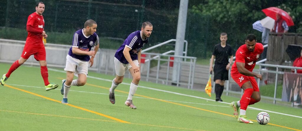 Christoph Kahlcke (li.) und Ihab Hathat (VfR Neumünster) spielten auf ihrer rechten Seite gut zusammen. Rechts Benjamin Petrick (Kilia) © Ismail Yesilyurt
