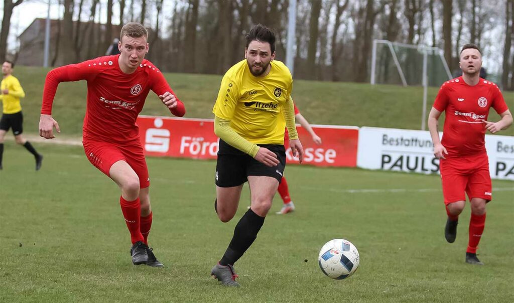 Nico Otto (Wik) gewinnt das Laufduell gegen Johann Kühl, der den Wiker mit seinem Blick aufhalten möchte. © Ismail Yesilyurt