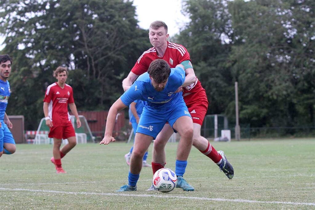 Tahir Yilmaz (Inter Türkspor Kiel) bedrängt von Tjark Lewermann (TuS Holtenau). © 206 Ismail Yesilyurt Tahir Yilmaz (Inter Türkspor Kiel) bedrängt von Tjark Lewermann (TuS Holtenau). © 206 Ismail Yesilyurt