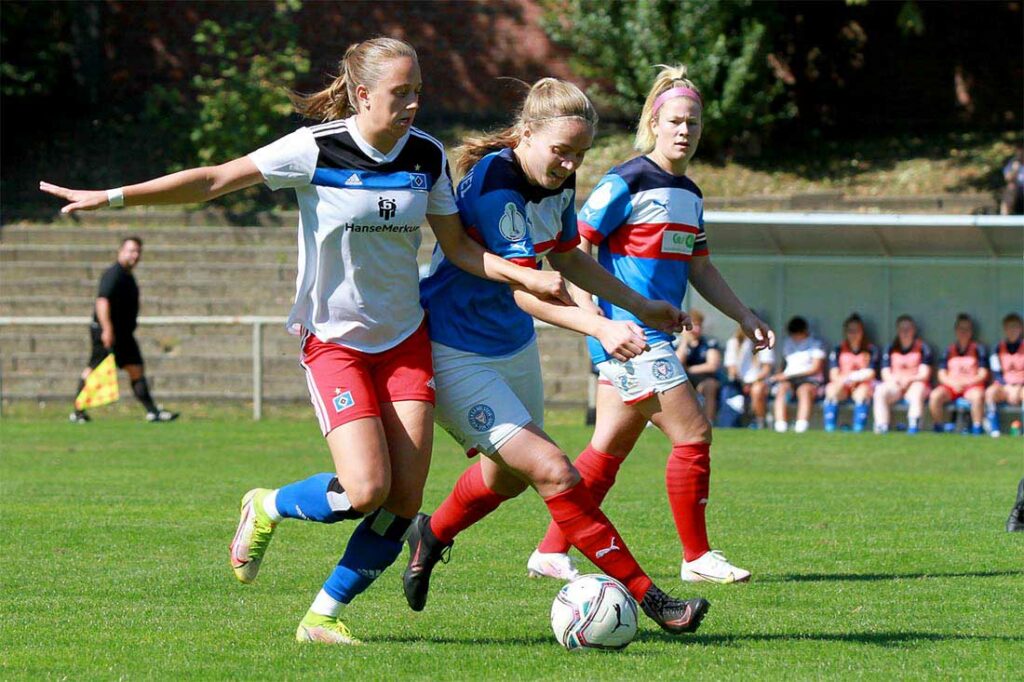 Luisa Erbar (re., Holstein) versucht im Zweikampf gegen Victoria Schulz (Hamburger SV) den Ball zu erobern. Quelle: Ismail Yesilyurt