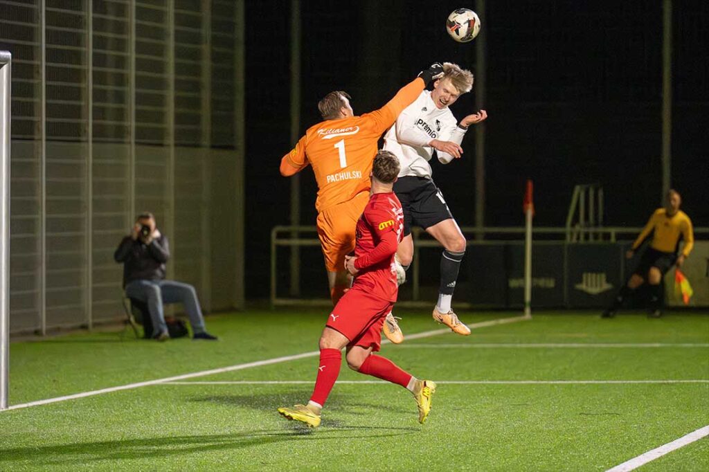 Hendrik Fleige (Heider SV) kommt nicht zum Kopfball – Keeper Tom Pachulski boxt das Spielgerät aus der Gefahrenzone. © 2026 Volker Schlichting