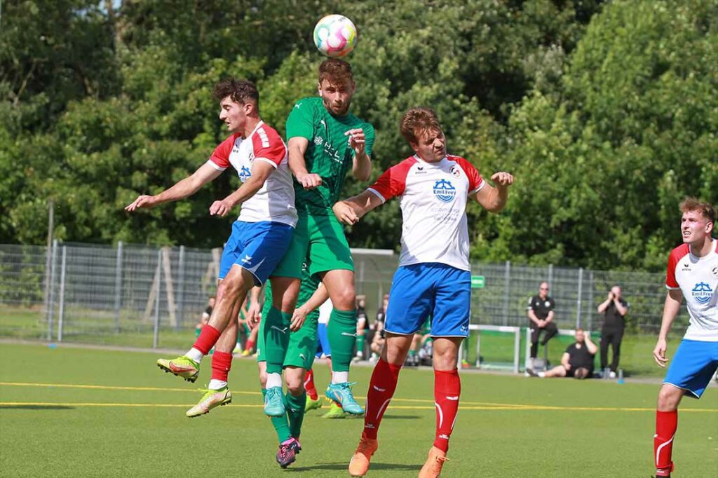Florian Kuklinski ist als Zielspieler in der Box ein wichtiger Fakor für den TSV Klausdorf. Links Raghib Kati, rechts Ole Raddatz (Husumer SV). © 2023 Ismail Yesilyurt