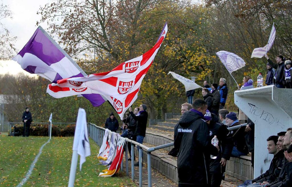 Bei den Spielen des VfR Neumünster ist richtig Stimmung - hier sind die Fans mit Riesenfahnen in Heikendorf dabei. © Ismail Yesilyurt