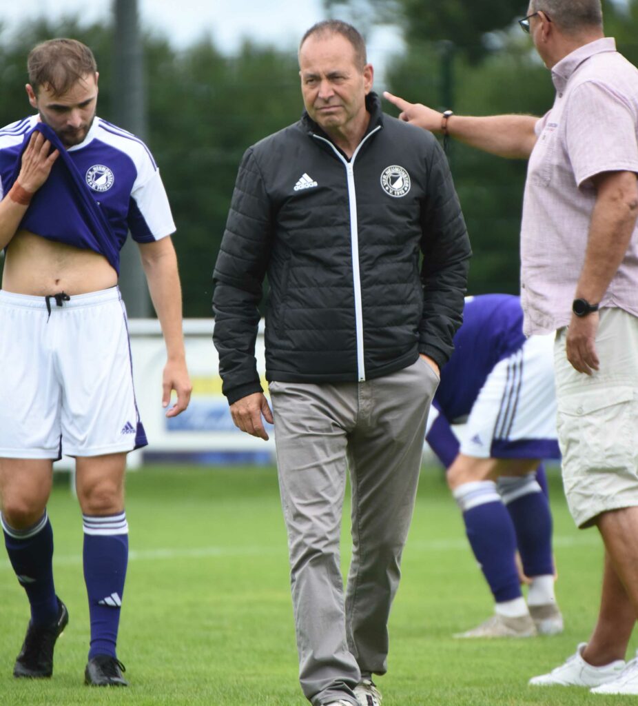 Auf Trainer Rocco Leeser und den VfR Neumünster wartet ein steiniger Weg zum Klassenerhalt. © 2023 Olaf Wegerich