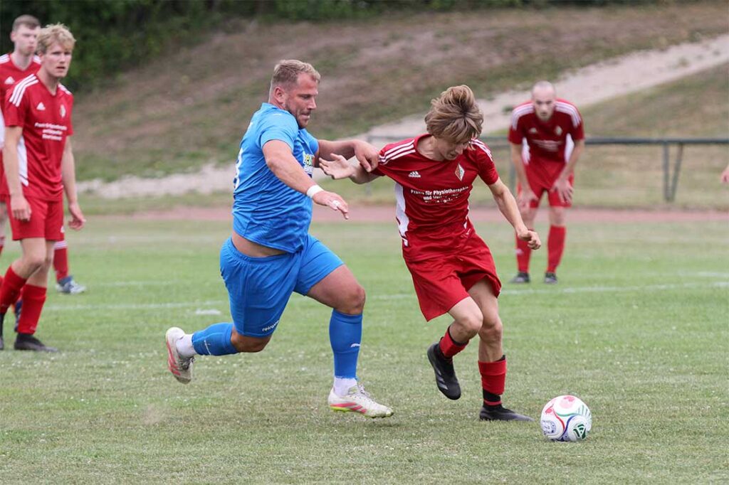 Anton Prinz (re., TuS Holtenau) im Zweikampf mit dem regionalligerfahrenen Christopher Kramer. © 2026 Ismail Yesilyurt