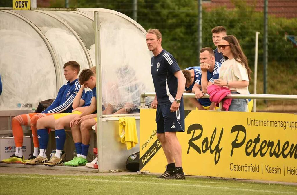 Zwei Spiele warten auf OTSV-Trainer Maik Gabriel und den Osterrönfelder TSV gegen den SC Rönnau.  © 2025 Olaf Wegerich