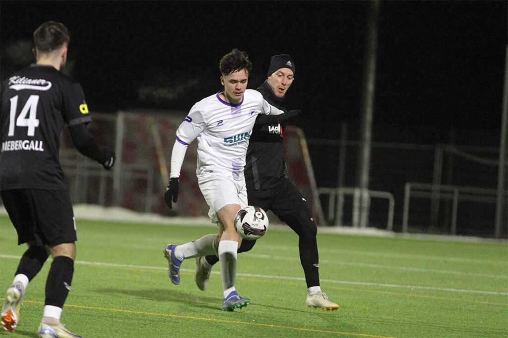Visar Mehmeti (VfR Neumünster) verteidigt den Ball gegen Tom Warncke (Kilia Kiel). © 2025 Ismail Yesilyurt Visar Mehmeti (VfR Neumünster) verteidigt den Ball gegen Tom Warncke (Kilia Kiel). © 2025 Ismail Yesilyurt