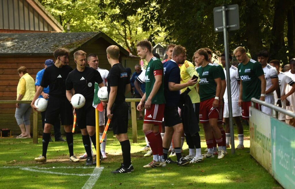 Florian Lisiak hier mit seinen Assistenten beim Spiel Hohenwestedt gegen Phönix Lübeck II. © 2025 Olaf Wegerih