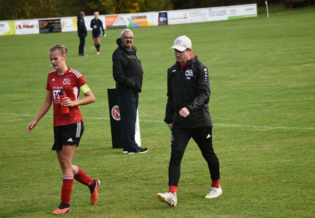 Trainer Frank Weschke (SG NieBar) mit seiner Spielführerin Christin Engellandt. © Olaf Wegerich Trainer Frank Weschke (SG NieBar) mit seiner Spielführerin Christin Engellandt. © Olaf Wegerich