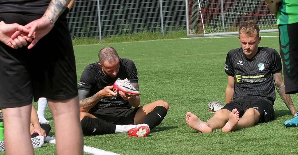 Offensivspieler Jonas Heider (TSV Hattstedt) hatte wohl den Schuh nicht richtig justiert - so blieb bei der Null gegen Weiche II. © 2025 Ismail Yesilyurt