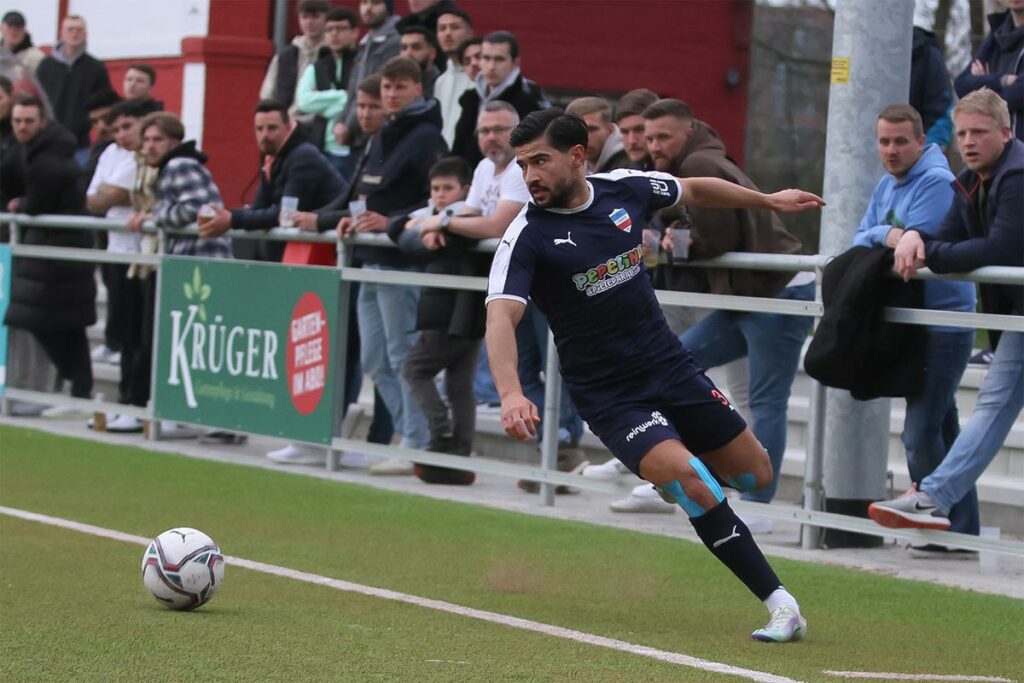 Inter Türkspors Spielgestalter Rezan Acer sucht hier Raum und Mitspieler auf der rechten Kilia-Seite. Inter Türkspors Spielgestalter Rezan Acer sucht hier Raum und Mitspieler auf der rechten Kilia-Seite.