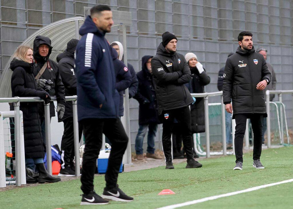 Das Trainergespann von Inter Türkspor Kiel 2021-22 - Onur Cokgez (re.) und Christian Sankowski (mitte). © Ismail Yesilyurt
