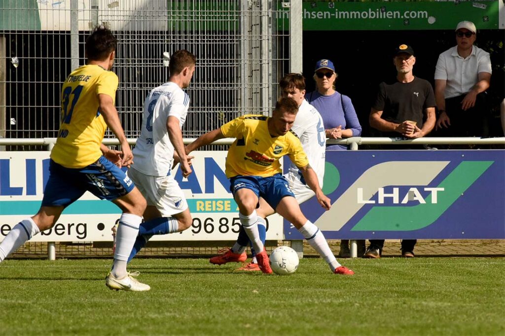 Janek Sternberg (am Ball, Todesfelde). © 2025 Olaf Wegerich Janek Sternberg (Todesfelde) gegen Felix Struck (Rotenhof). © 2025 Olaf Wegerich