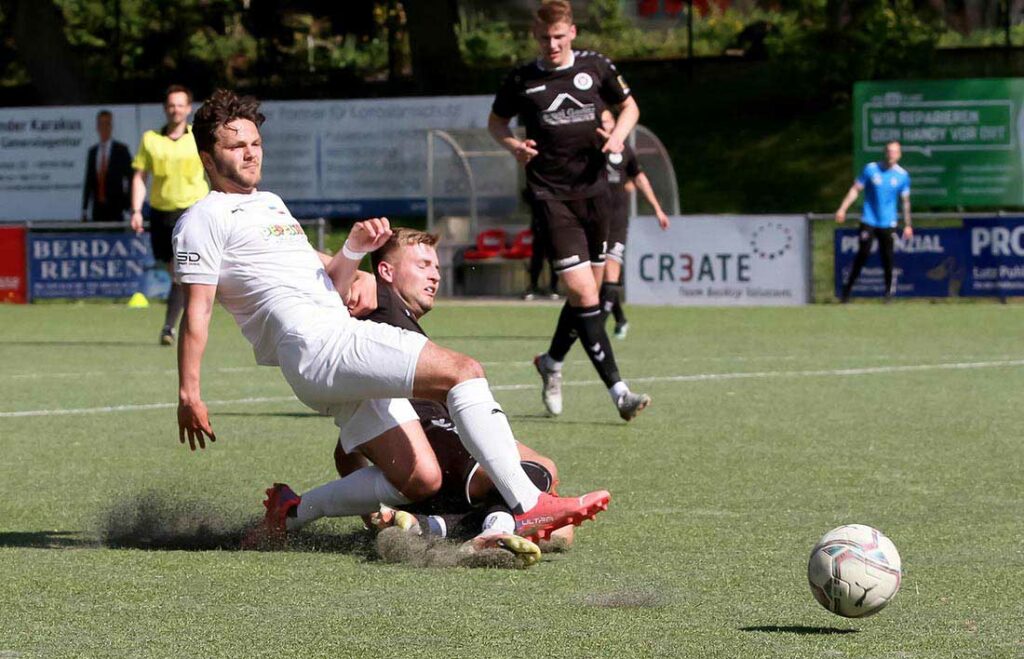 Serkan Yildirimer (li., Inter Türkspor) traf zum besten Zeitpunkt für seine Mannschaft. Serkan Yildirimer (li., Inter Türkspor) traf zum besten Zeitpunkt für seine Mannschaft. © Ismail Yesilyurt