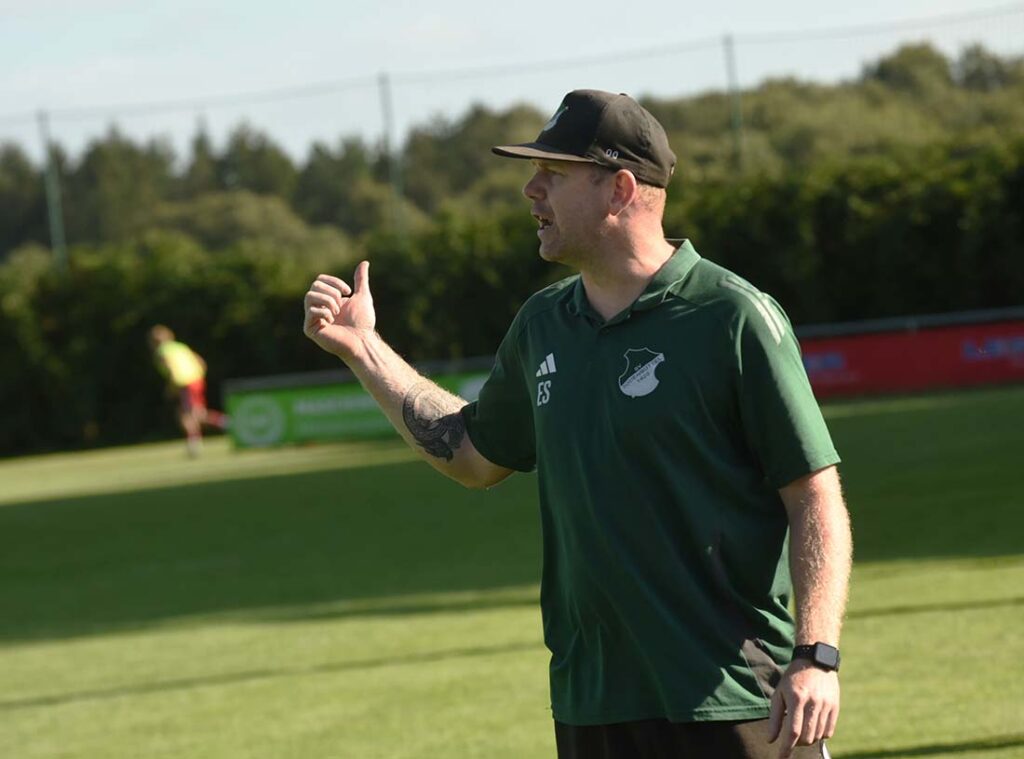 Trainer Eike Schneider und Todenbüttel müssen gegen Friedrichskoog eine ärgerliche Heimniederlage einstecken. © Olaf Wegerich