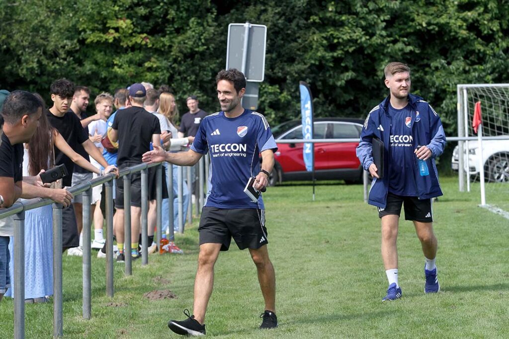 Cheftrainer Nedim Hasanbegovic und Co-Trainer Leon Trentepohl (re.) von der SpVg Eidertal Molfsee. © 2025 Ismail Yesilyurt