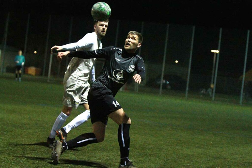 Kevin Hopp (VfB Kiel), vor Haris Osmanovic (Concordia Schönkirchen) sicherte dem VfB einen Punkt. © 2023 Ismail Yesilyurt