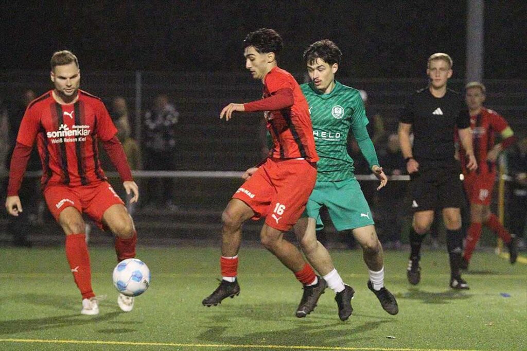 Zwei Youngster, die viel Potenzial besitzen - Yunus Boz (am Ball, TSV Kronshagen) und Finn Schwee (TSV kronshagen). Links Thorge Jess. © 2024 Ismail Yesilyurt