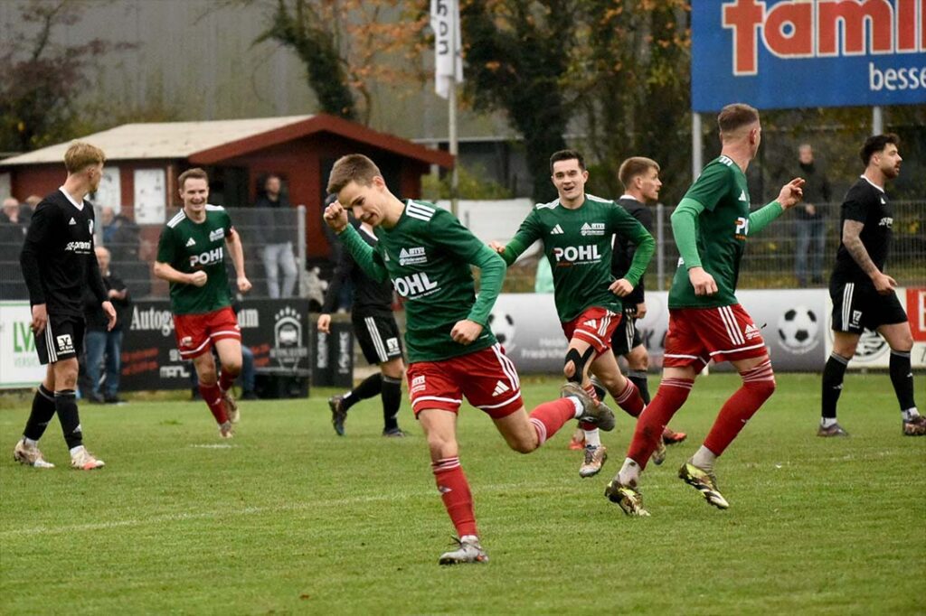 Thies Kochanski und der MTSV bejubeln den 1:1 Ausgleich. © 2025 Olaf Wegerich Thies Kochanski und der MTSV bejubeln den 1:1 Ausgleich. © 2025 Olaf Wegerich