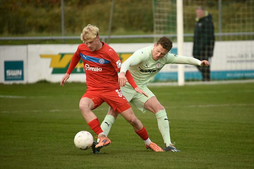 Luca Prasse (Holstein II) gegen Marvin Ehlert (PSV). © 2025 Olaf Wegerich Luca Prasse (Holstein II) gegen Marvin Ehlert (PSV). © 2025 Olaf Wegerich