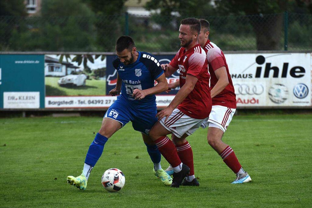 Kevin-Miles Wardin am Ball und hier noch im Trikot des TuS Jevenstedt, erzielte das 1:0 für Vineta Audorf. © 2023 Olaf Wegerich. Kevin-Miles Wardin (li., TuS Jevenstedt) gegen Gerrit Buchholz (TuS Bargstedt). © 2023 Olaf Wegerich