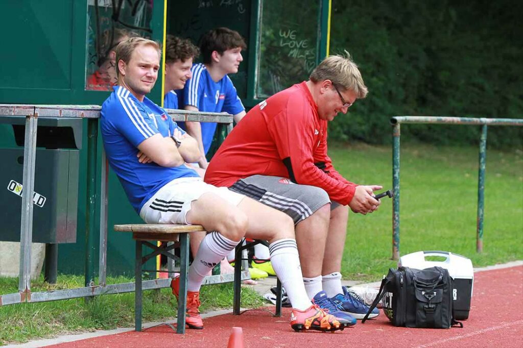 Rene Sixt (re., Trainer Kaltenkirchener TS) freut sich über den Erfolg seines Teams gegen Weiche Flensburg. © 2023 Ismail Yesilyurt