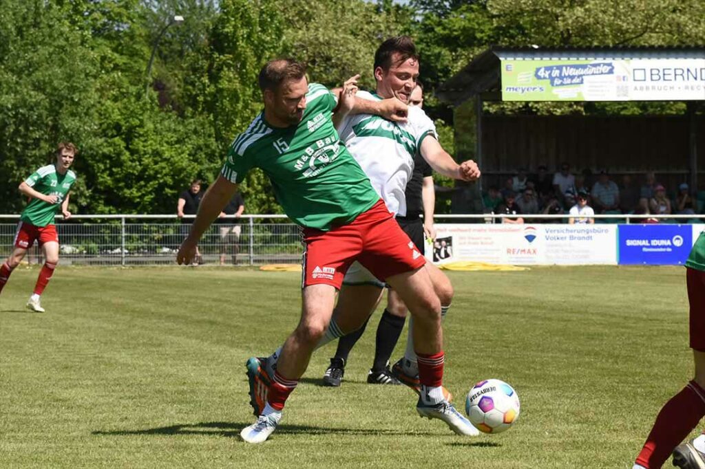 Marcel Pinkert (li., MTSV Hohenwestedt) in seinem letzten Karriere-Spiel gegen Luca Groth (PSV Neumünster). © 2024 Olaf Wegerich