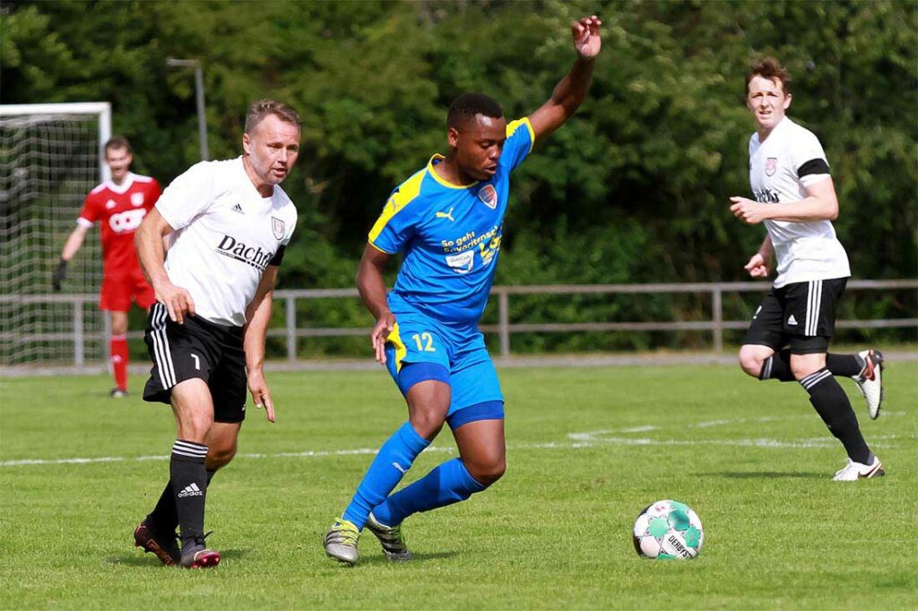 Elias Laizer (in blau, FSG Saxonia) war nach langer Zeit wieder in der Startelf. Links Eric Lamprecht (Szene aus dem Hinspiel). © Ismail Yesilyurt