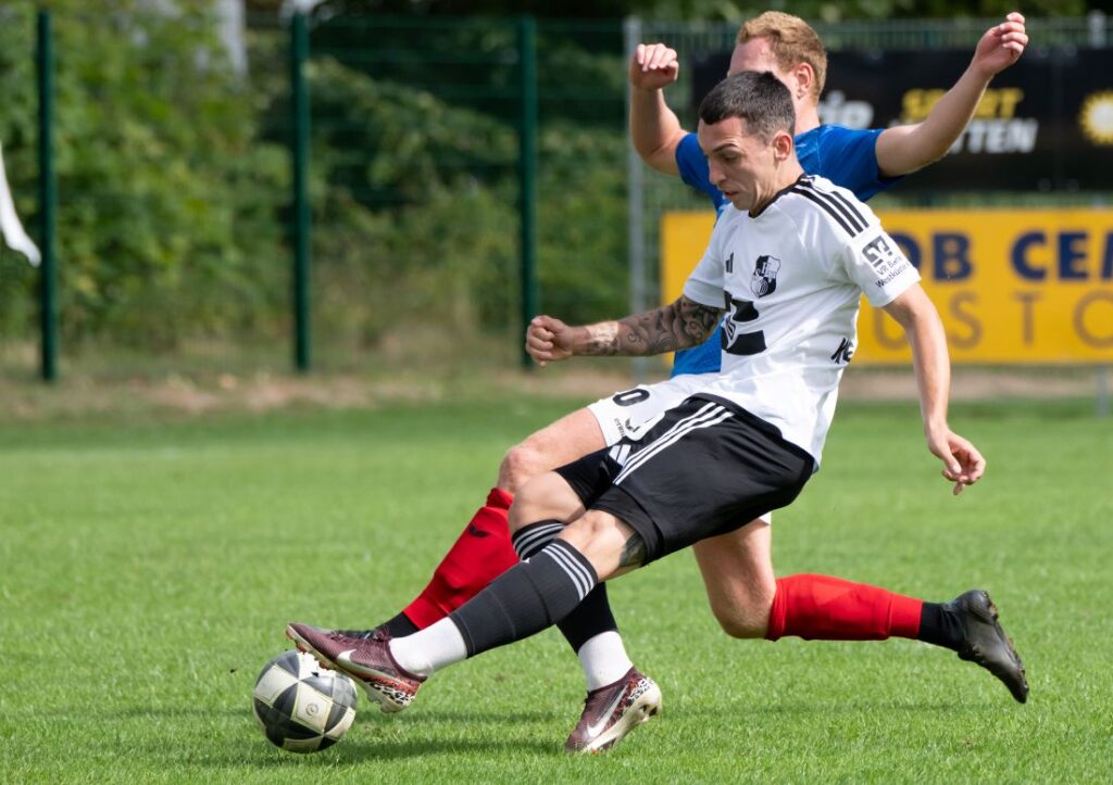 Mika Kieselbach (Heider SV) im harten Zweikampf mit Patrick Thomsen (TSB Flensburg). © 2026 Volker Schlichting Mika Kieselbach (Heider SV) im harten Zweikampf mit Patrick Thomsen (TSB Flensburg). © 2026 Volker Schlichting
