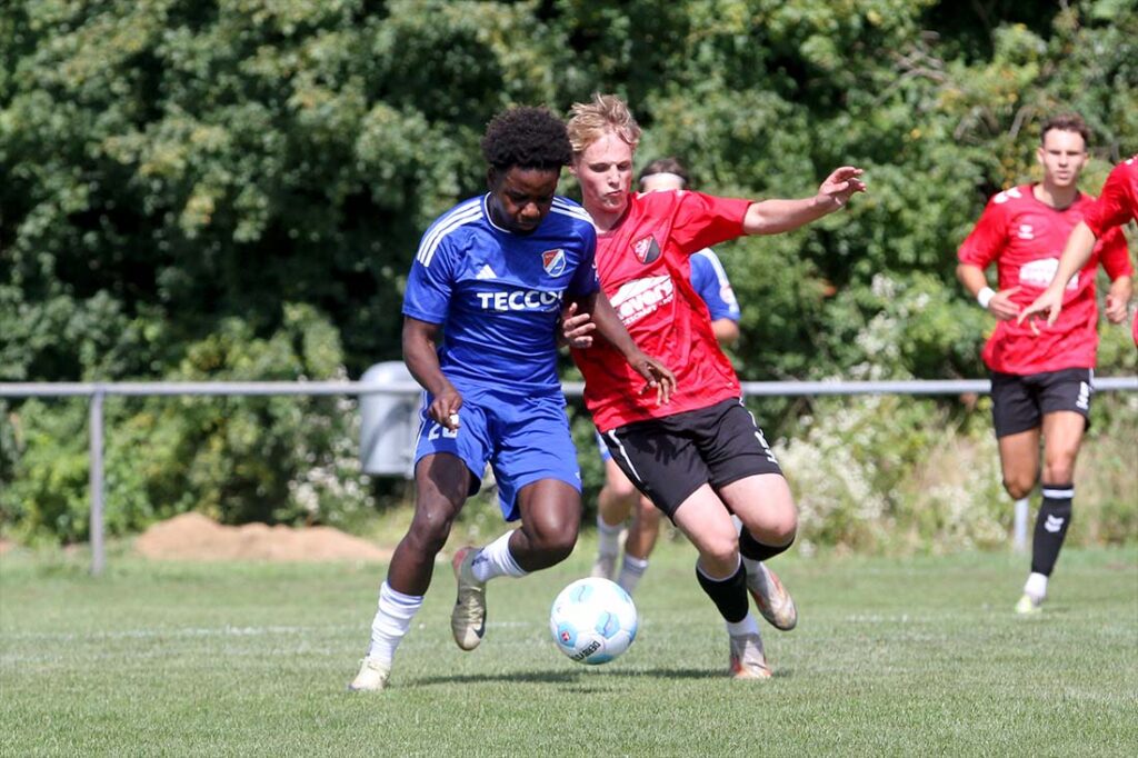 Joel Prempeh (SpVg Eidertal Molfsee) gegen Kevin Hentzsch (TSV Kropp). © 2025 Ismail Yesilyurt Joel Prempeh (SpVg Eidertal Molfsee) gegen Kevin Hentzsch (TSV Kropp). © 2025 Ismail Yesilyurt
