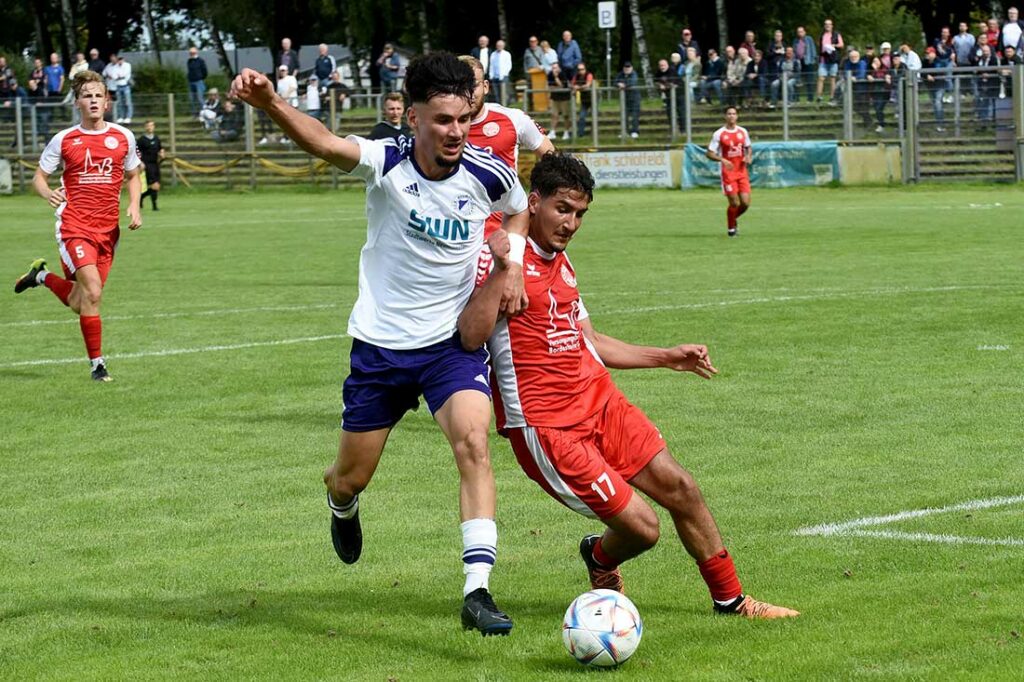 Emirkaan Güzel (li., VfR Neumünster) im Zweikampf gegen Devran Boztepe (TSV Bordesholm). © 2023 Olaf Wegerich Emirkaan Güzel (li., VfR Neumünster) im Zweikampf gegen Devran Boztepe (TSV Bordesholm. © 2023 Olaf Wegerich