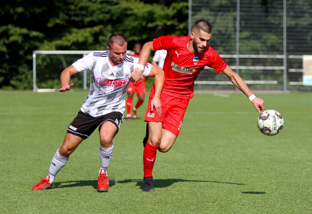 Alban Jashari für Inter Türkspor Kiel in der Oberliga unterwegs gegen Tim Vogel (Preußen Reinfeld). © Ismail Yesilyurt Alban Jashari (rotes Trikot) wehrte sich gegen die Niederlage, hier im Duell gegen Tim Vogel