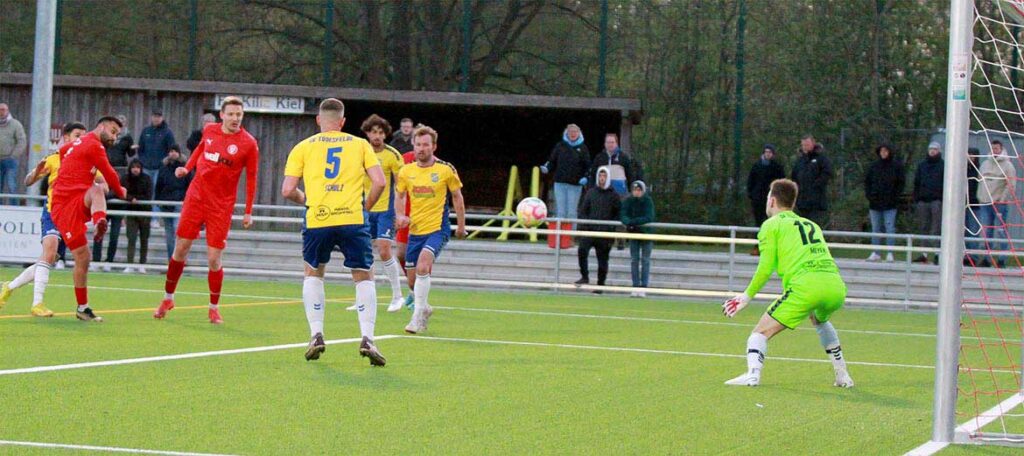 Serhat Yazgan (li., Kilia Kiel) hat abgezogen. Der Ball zischt über Torwart Matthies Meyers Kopf halbhoch zum 4:3. © 2023 Ismail Yesilyurt