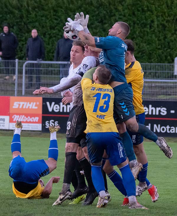 Todesfeldes Keeper Fabian Landvoigt mitten im Geschehen. © 2025 Volker Schlichting Todesfeldes Keeper Fabian Landvoigt mitten im Geschehen. © 2025 Volker Schlichting