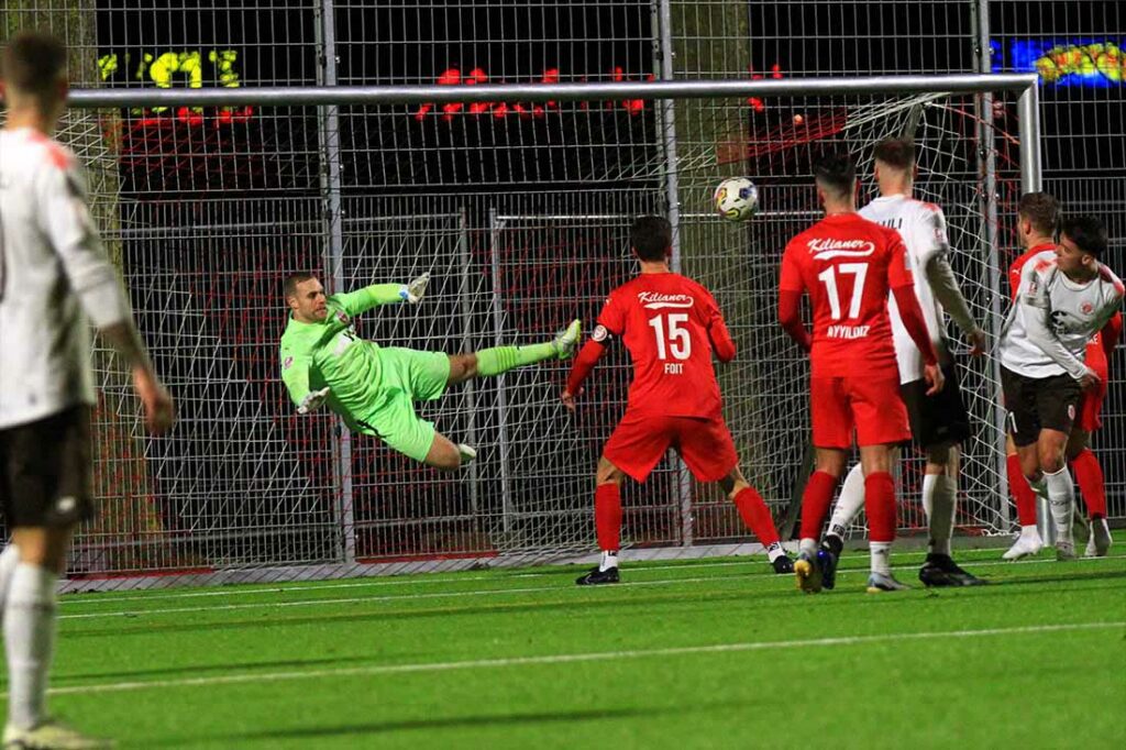 Tom Pachulski (Kilia Kiel) bei seiner Weltklasse-Abwehr in der 56. Minute. © 2024 Ismail Yesilyurt
