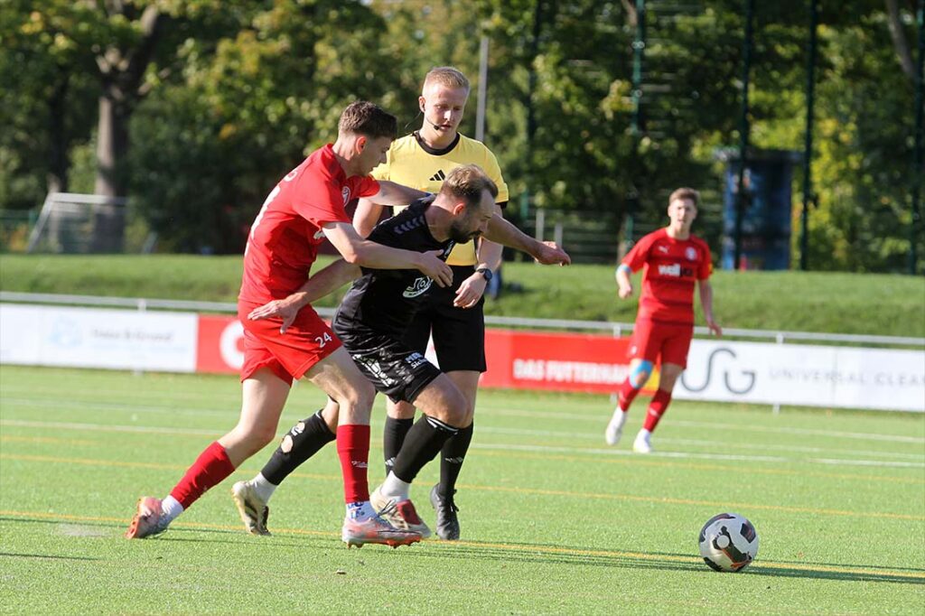 Schiri Jannek Hansen beoachtete den Zweikampf zwischen Marvin Müller (li., Kilia Kiel) und Jan-Marc Schneider (SV Todesfelde). © 2025 Ismail Yesilyurt