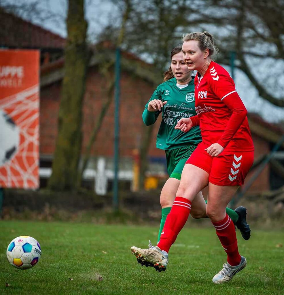Antonia Klinger (SV Farnewinkel-Nindorf) spielt im zentralen Mittelfeld. © SV Farnewinkel-Nindorf Antonia Klinger (SV Farnewinkel-Nindorf) spielt im zentralen Mittelfeld. © SV Farnewinkel-Nindorf